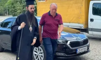 Сливенският митрополит Арсений се срещна с хора чиито къщи бяха