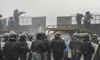 Напрежението в Казахстан ескалира: убити полицаи, хиляди ранени, палежи и плячкосване на магазини (ВИДЕО)