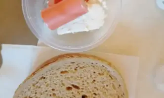 Закуска в болница: Филийка хляб с малко кренвирш и сирене