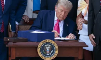 Американският президент Доналд Тръмп подписа знаковия за управлението си законопроект