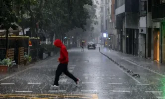 Двама души се издирват след проливните дъждове които паднаха в