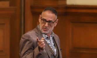 Имам усещането че управлява Корнелия Нинова защото цялата коалиция клекна