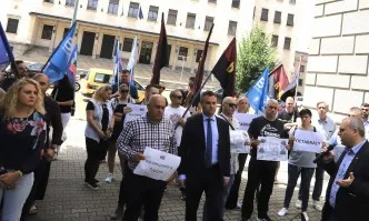 Българските патриоти протестираха пред ЦИК заради броя секции в Турция: Това е срамно решение