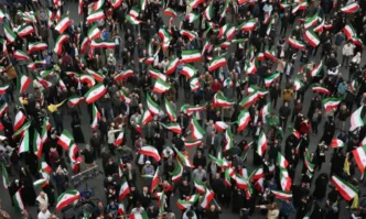 Иран твърди: десетки ученички загинали при удар по училище