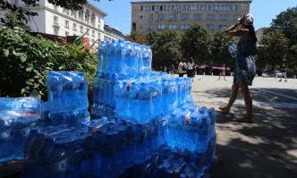 Заради жегата: Столична община раздава безплатна вода