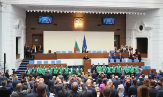 На крака и с бурни аплодисменти Народното събрание приветства световните вицешампиони по волейбол