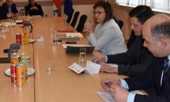 Вицепремиерът и министър на икономиката Корнелия Нинова се срещна с