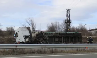 Движението продължава да е затрудненоВодачът на товарния автомобил обърнал се
