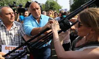 Провокаторка от Беларус нападна Борисов със статив (ВИДЕО И СНИМКИ)