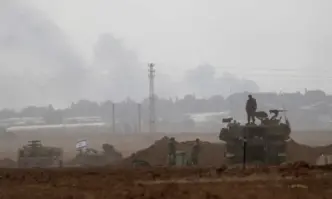 Докато Израел бомбардира Газа с ракети семействата на онези държани