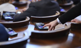До решението се стигна след разгорещени спорове в зала Със