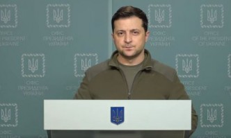 Зеленски потвърди за обстрел по жилищни райони на Киев, засега руските войски са спрели да напредват (ВИДЕО)