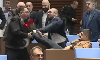От кадрите се вижда как Далоолу посяга на Василев докато