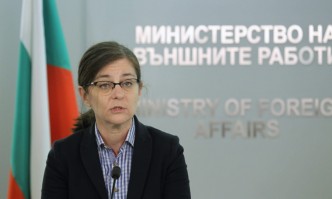 4 автобуса и 4 автомобила на посолството ни Киев се