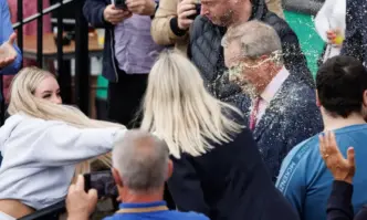 Британският политик Найджъл Фараж беше залят с млечен шейк на