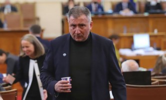 Депутат на ИТН в спор с протестиращите, обещава да спрат законопроекта за оръжията