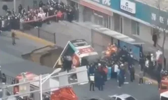 Дупка глътна автобус в Китай, жертви и пострадали (ВИДЕО)
