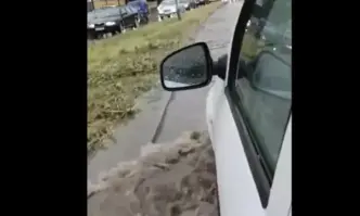 Проливен дъжд се изля във Варна – наводнени са пътища, има пропаднали коли (ВИДЕО)