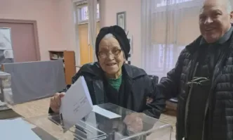 Най-възрастната жена в Харманли гласува с хартиена бюлетина