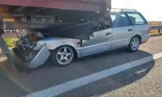 Тежък инцидент на АМ Тракия: Кола се вряза в ТИР, жена е с опасност за живота