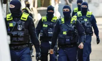 Мащабна полицейска операция сложи край на заложническа драма в германския