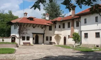 Царският дворец в Баня е с разбити 3 врати Не