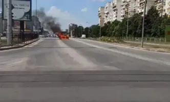 Кола пламна и затвори за движение Ломско шосе в София