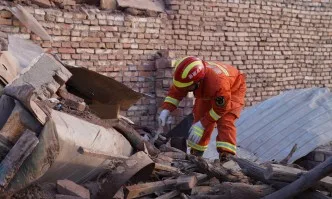 Три жертви и десетки разрушени домове при силно земетресение в Китай