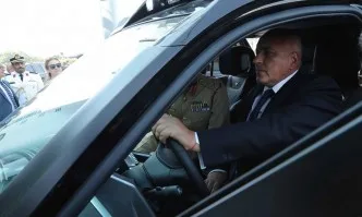 Борисов изпробва автомобилите на полицията в Дубай (СНИМКИ И ВИДЕО)