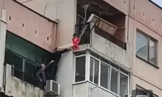Ужасяваща гледка в Ямбол- 3-годишно дете увисна от балкон на 8-ия етаж. Полицията го спаси по чудо - (ВИДЕО)