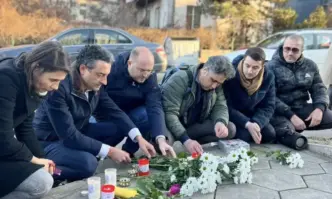 Общински съветници, депутати и журналисти поставиха цветя в памет на Навални