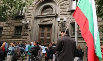 Протестиращи блокираха сградата на ЦИК