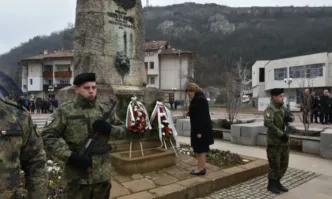 С гражданското поклонение и тържествен военен ритуал по полагане на