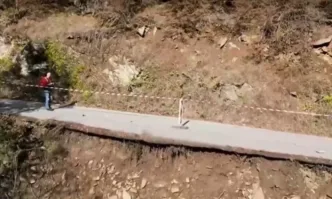 Свлачище заплашва да откъсне родопско село от света