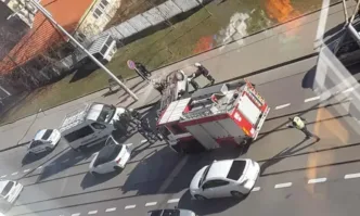 Кола се обърна по таван на бул. Черни връх в София след удар