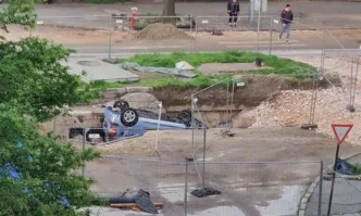 Кола се обърна по таван в изкоп в Пловдив