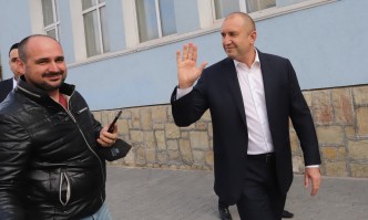 Румен Радев коментира ниската избирателна активност на влизане в НДК