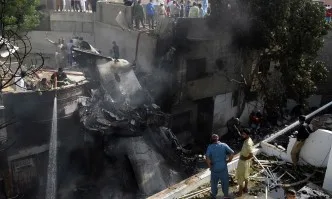 МВнР: Няма информация за пострадали българи при самолетната катастрофа в Пакистан