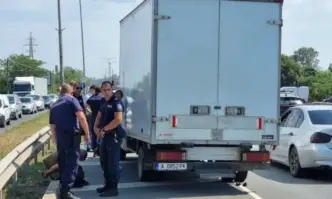 След гонка с полицията в Бургас задържаха 18 мигранти скрити
