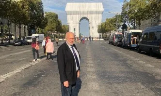 Сдружение Зограф: Минеков си прави селфита пред Триумфална арка, вместо да се погрижи за независимия културен сектор