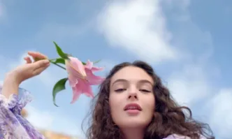 Дева Касел ще направи дебютира в киното съобщава Variety Дъщерята