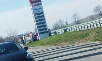 Лек автомобил се е забил в таблото с цените на