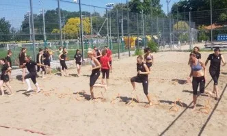 Волейболните националки проведоха тренировка на плажните игрища до гребната база