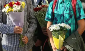Бургаски училища призоваха родителите вместо да дават пари за цветя
