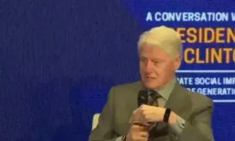Бил Клинтън пристигна у нас: Младите хора да не страхуват да се занимават с политика