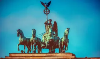 Германската полиция съобщи че нападатели са хвърлили два коктейла Молотов