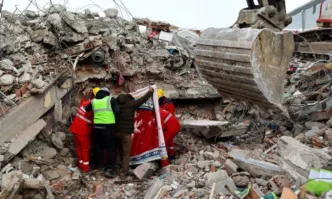 28 годишната майка и другото ѝ дете все още са в