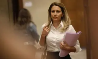 От Фейсбук профила на Богомил БоневНепоносим Николай Дойнов А момичето което