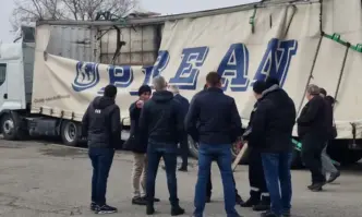 Служители на военния завод Арсенал разтовариха камиона който вчера се