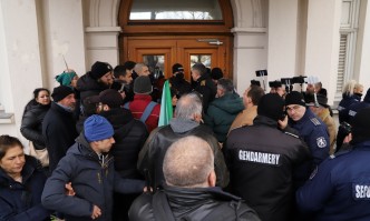 Пет патрулни автомобила ни очакваха пред автобусите преди да тръгнем